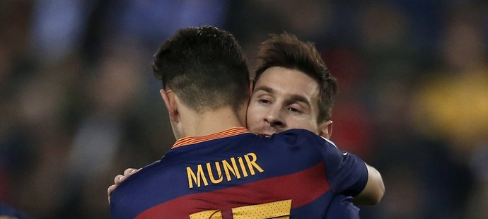 Messi gratuluje k brance mladému Munirovi, kterému gól krásně připravil