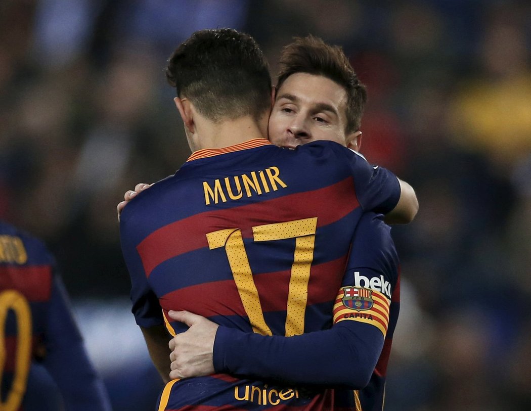 Messi gratuluje k brance mladému Munirovi, kterému gól krásně připravil