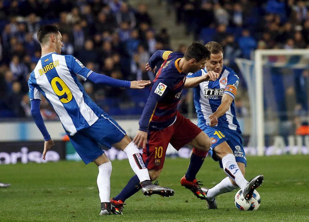 Lionel Messi v kleštích obránců Espaňolu