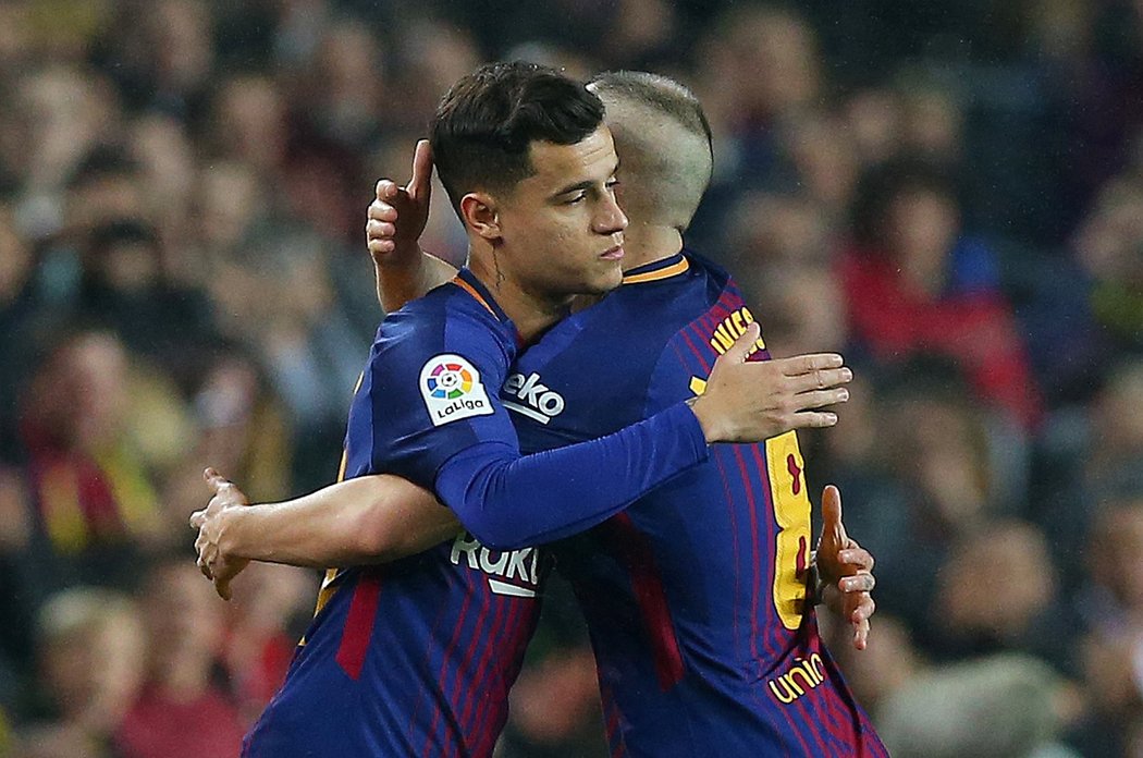 Symbolické střídání. Iniestu v utkání Barcelony s Espaňolem nahradil Philippe Coutinho, nová zimní posila z Liverpoolu