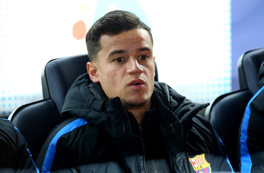 Philippe Coutinho na lavičce Barcelony v pohárovém duelu s Espaňolem