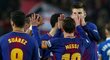 Fotbalisté Barcelony se radují z branky do sítě Espaňolu v pohárovém utkání