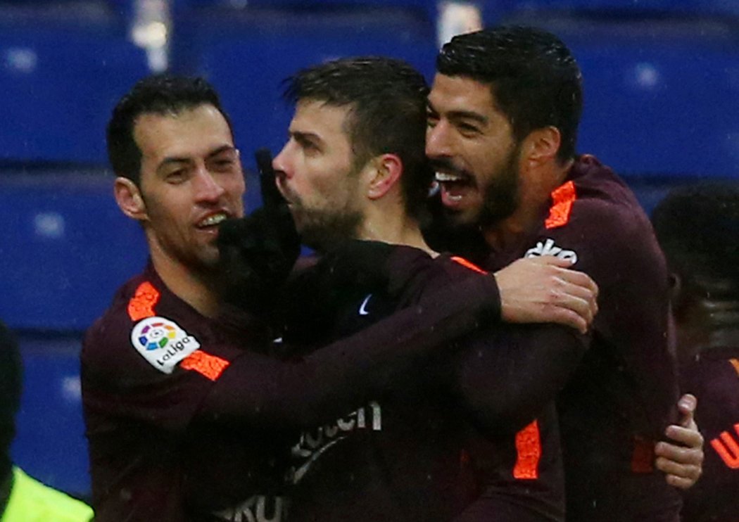 Fotbalisté Barcelony se radují z branky do sítě Espaňolu