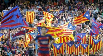 Barcelona dostala trest za vlajku. Proč ne týmy podporující migranty?