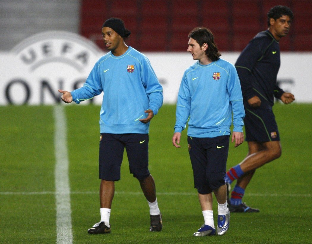 Mladičký Lionel Messi a Ronaldinho na vrcholu formy. I takové zbraně měl Frank Rijkaard k dispozici