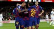 Fotbalisté Barcelony slaví branku do sítě Granady
