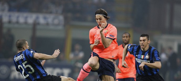 Zlatan Ibrahimovic se prodírá obranou Interu.