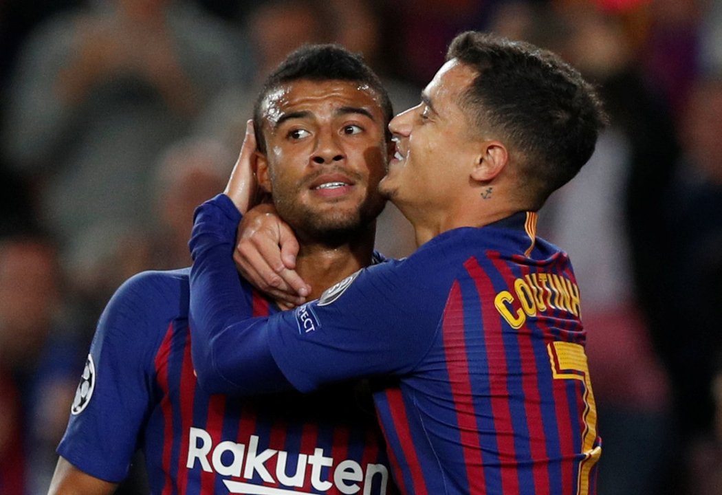 Philippe Coutinho objímá Rafinhu, který poslal Barcelonu do vedení nad Interem