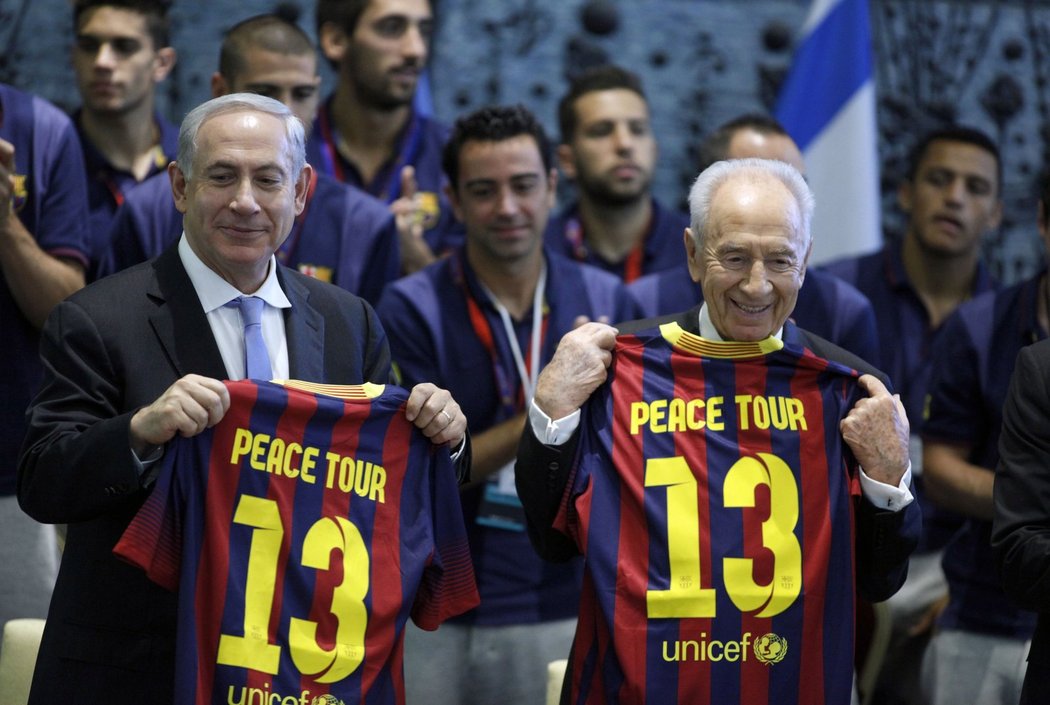 Izraelský prezident Shimon Peres (vpravo) s premiérem Benjaminem Netanyahu dostali dres Barcelony, která byla na Blízkém východě na mírovém turné