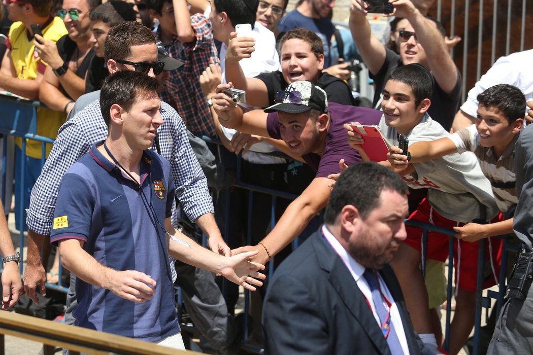 Lionel Messi prochází kolem fanoušků při návštěvě Zdi nářků v Jeruzalémě