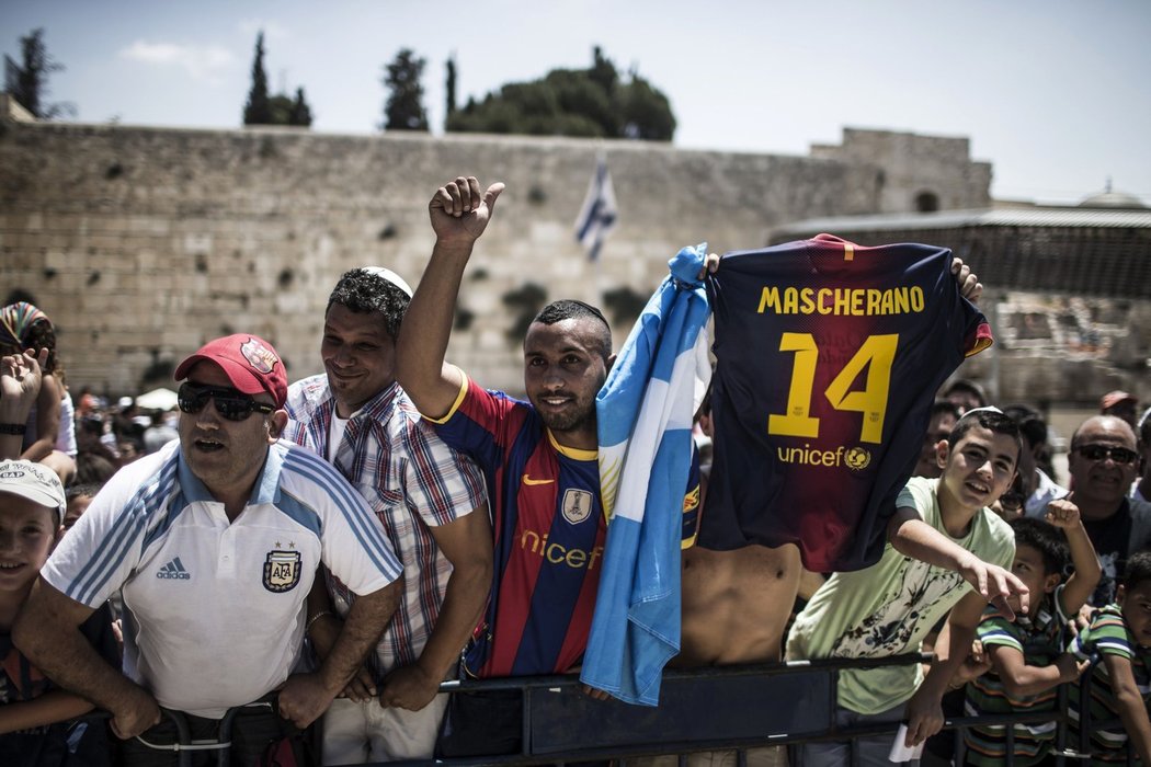 Fanoušci Barcelony zdraví své hrdiny, kteří přijeli navštívit Zeď nářků v Jeruzalémě