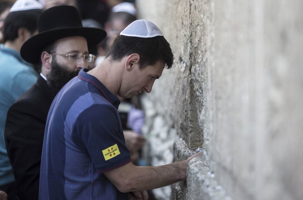 Barcelonská hvězda Lionel Messi u jeruzalémské Zdi nářků