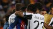 Obránce Juventusu Dani Alves utěšuje útočníka Barcelony a brazilského krajana Neymara