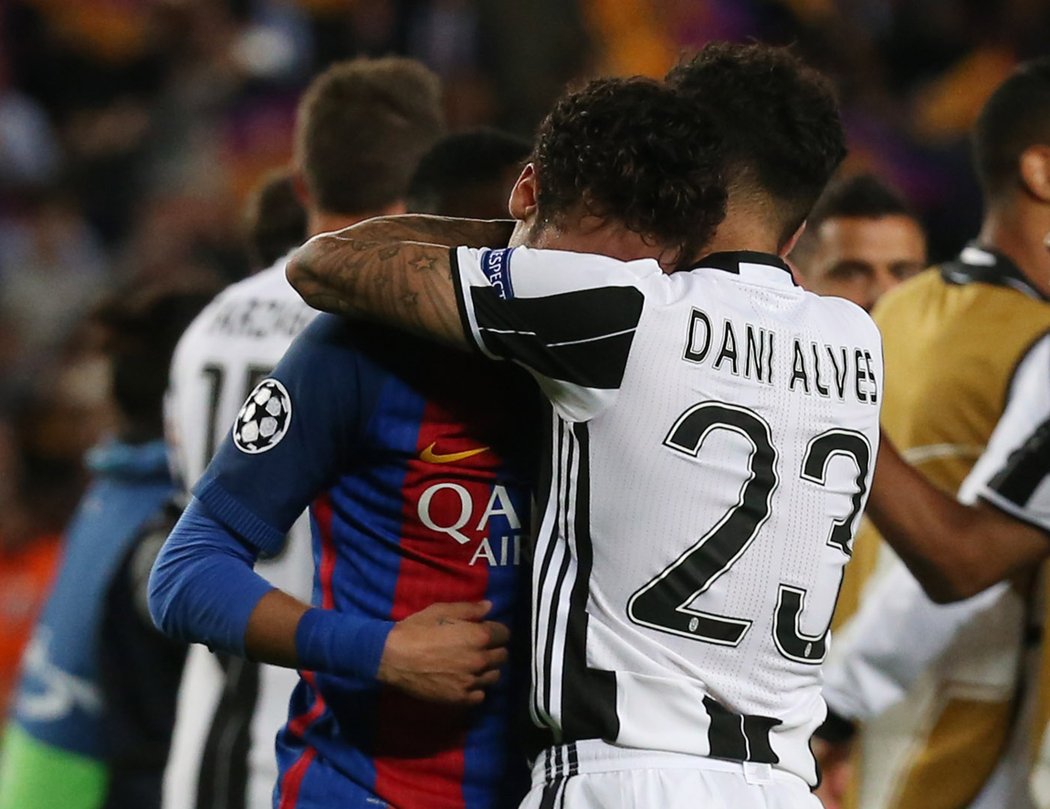 Obránce Juventusu Dani Alves utěšuje útočníka Barcelony a brazilského krajana Neymara