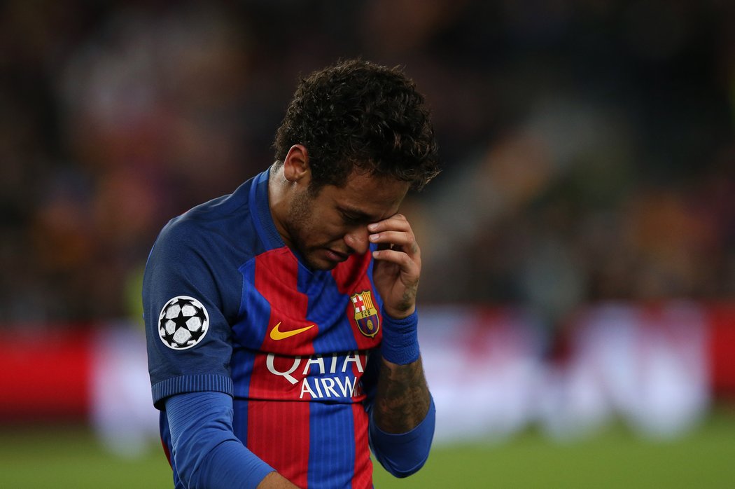 Zklamaný útočník Neymar po vyřazení Barcelony od Juventusu