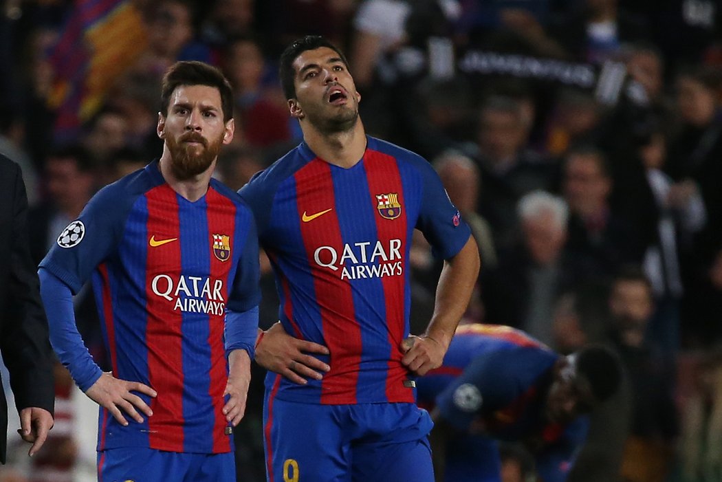 Zklamaní Lionel Messi a Luis Suárez po vyřazení od Juventusu ve čtvrtfinále Ligy mistrů