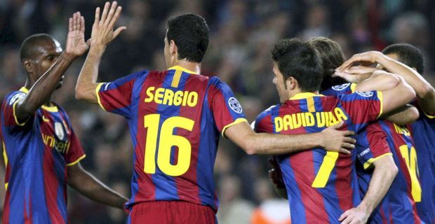 Radost barcelonských fotbalistů z úvodní branky utkání. Radost barcelonských fotbalistů z úvodní branky utkání.