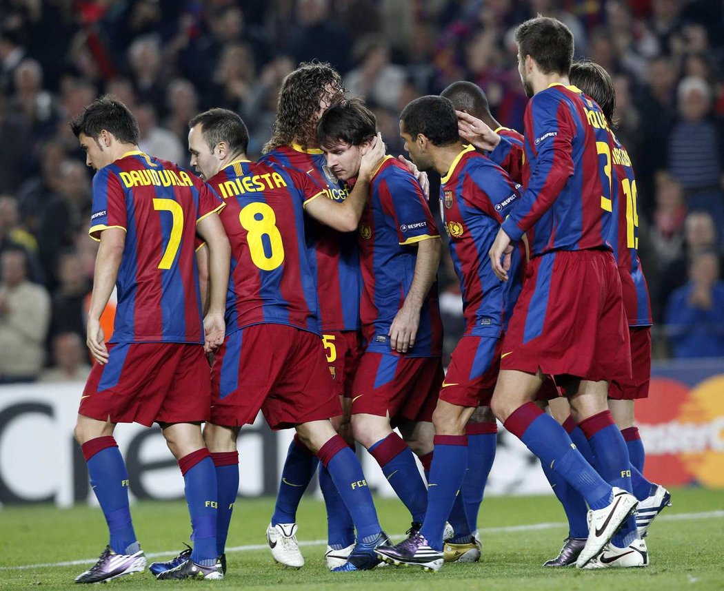 Messi v objetí Puyola.