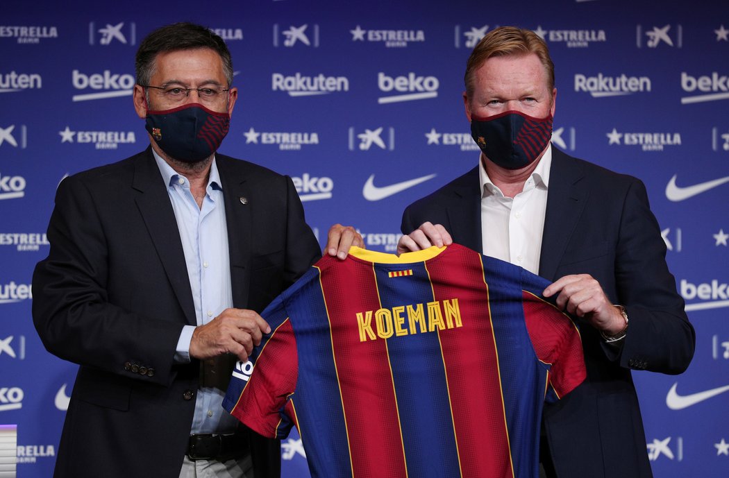 Ronald Koeman (vpravo) je novým koučem Barcelony