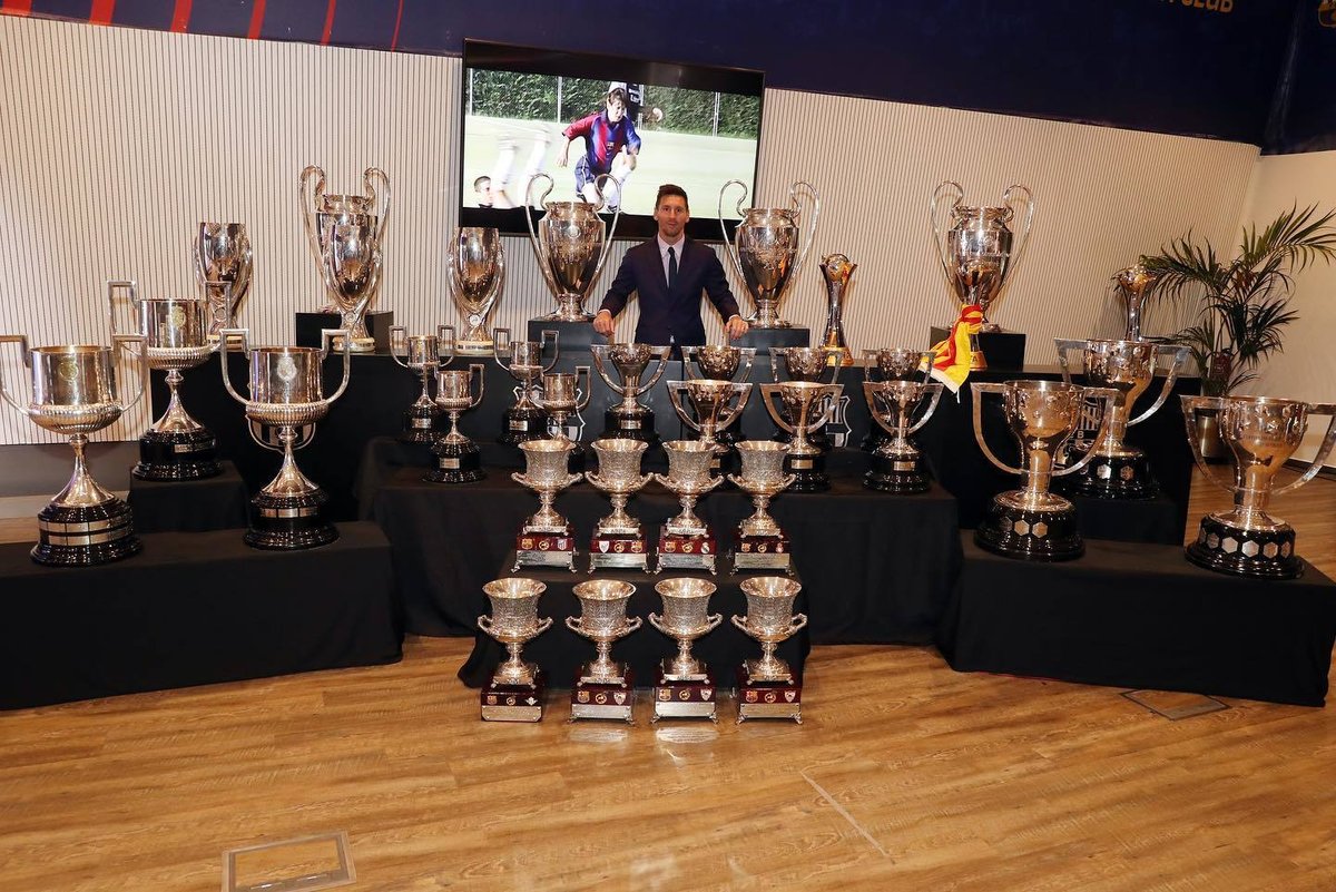 Konec jedné éry. Lionel Messi se všemi vyhranými klubovými trofejemi na Camp Nou