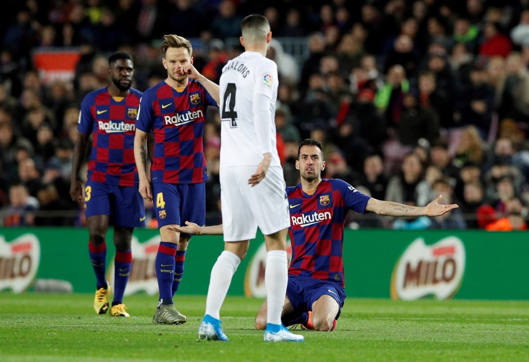 Záložník Barcelony Sergio Busquets se rozčiluje v utkání s Granadou