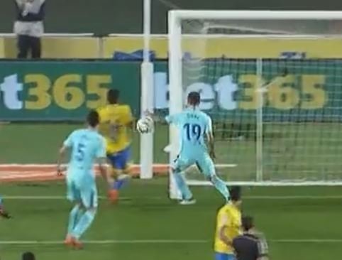 Lucas Digne lízl míč rukou, rozhodčí odpískal penaltu