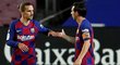 Útočníci Barcelony Antoine Griezmann a Lionel Messi se radují z branky proti Leganés