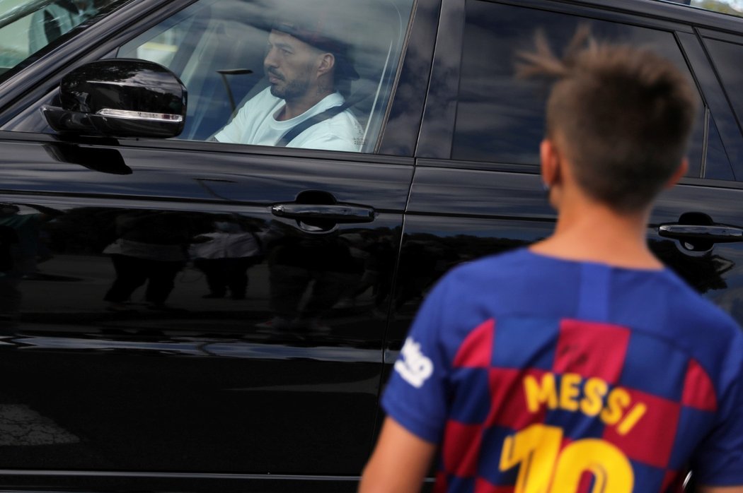 Luis Suárez přijíždí na předsezónní lékařské testy Barcelony