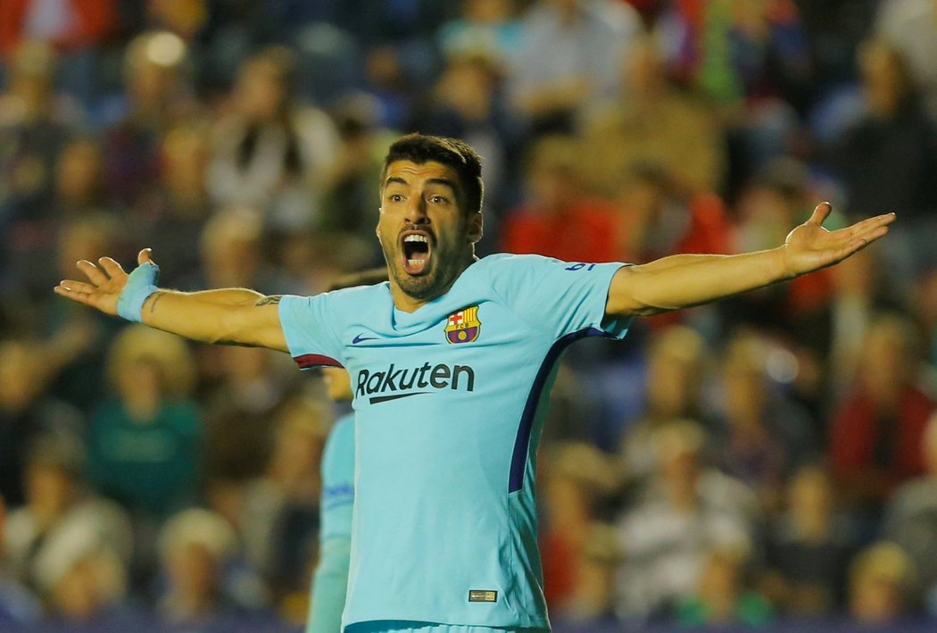 Útočník Barcelony Luis Suárez se rozčiluje v utkání s Levante