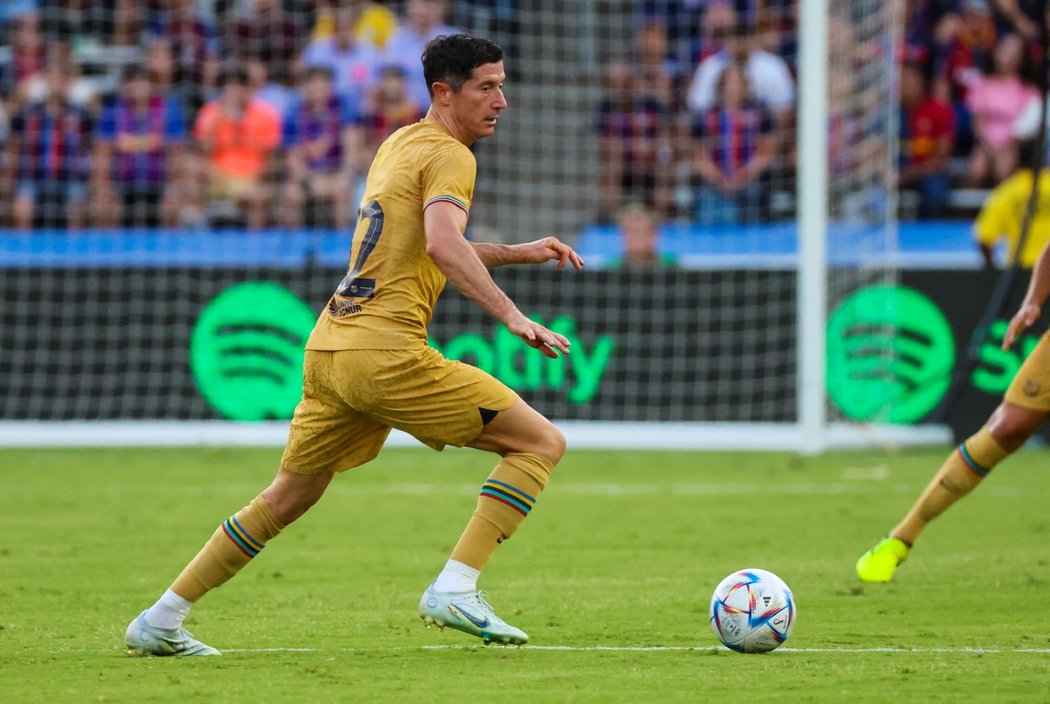 Robert Lewandowski v akci za Barcelonu, soutěžní zápas ho teprve čeká