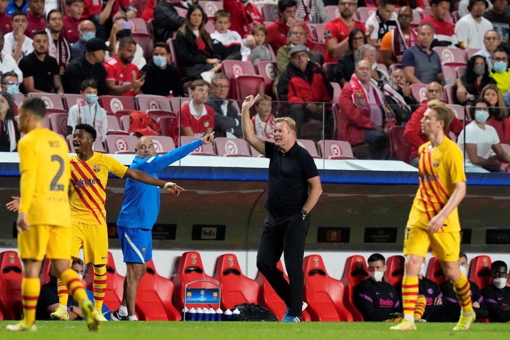 Zklamaní fotbalisté Barcelony po utkání Ligy mistrů na hřišti Benfiky Lisabon