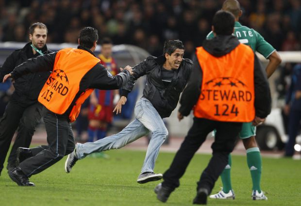 Chyťte si mě! Bláznivý fanoušek vběhl na trávník při utkání Panathinaikosu s Barcelonou Chyťte si mě! Bláznivý fanoušek vběhl na trávník při utkání Panathinaikosu s Barcelonou