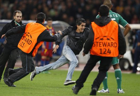 Chyťte si mě! Bláznivý fanoušek vběhl na trávník při utkání Panathinaikosu s Barcelonou