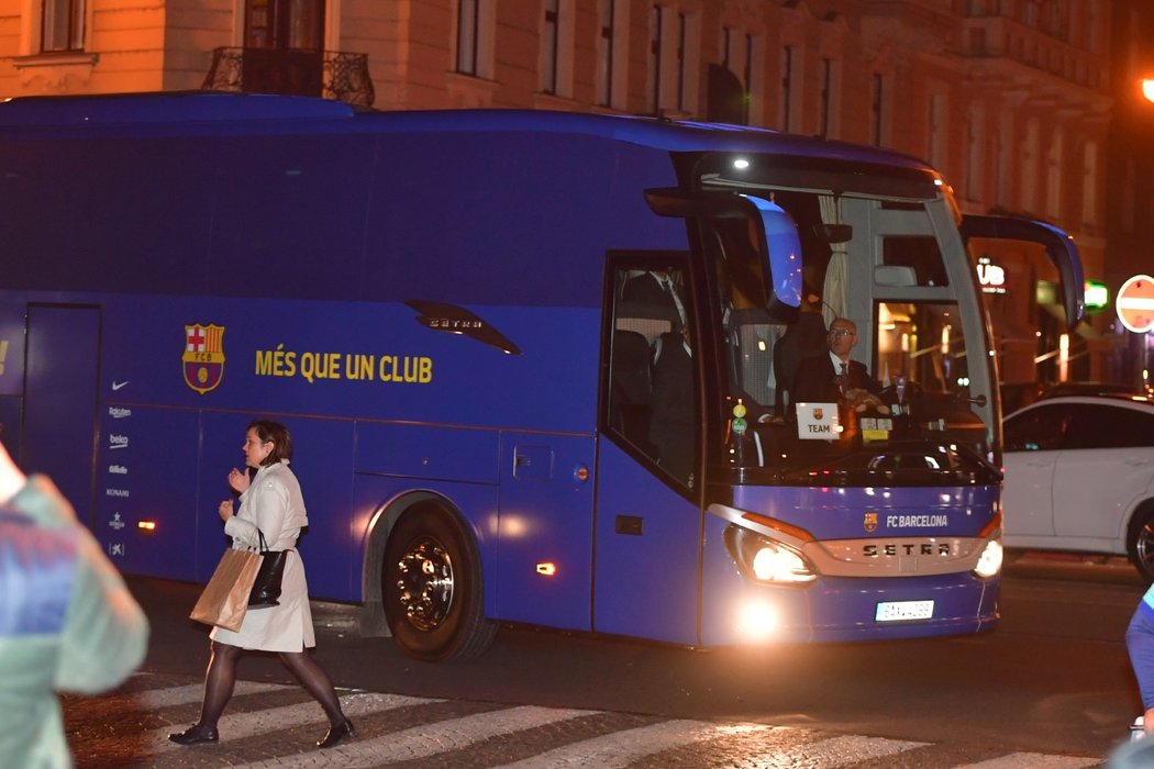 Autobus s fotbalisty Barcelony přijíždí k hotelu Four Seasons v Praze