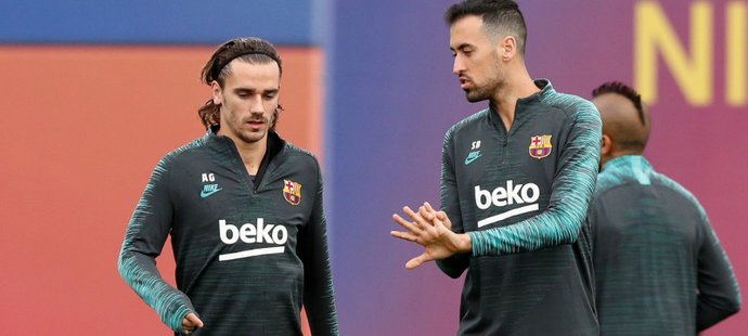 Hráči Barcelony Antoine Griezmann a Sergio Busquets na tréninku před odletem do Prahy