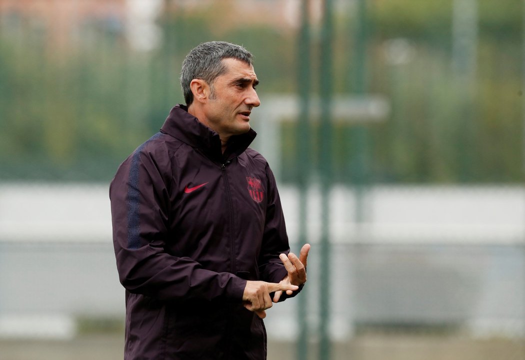 Trenér Barcelony Ernesto Valverde udílí pokyny svým hráčům na přípravě před odletem na utkání do Prahy