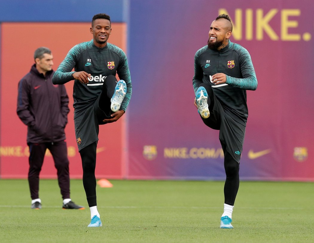 Nelson Semedo a Arturo Vidal na tréninku Barcelony před odletem do Prahy