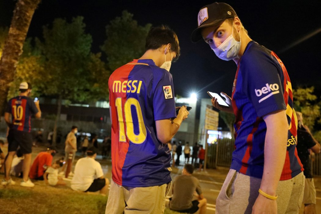 Fanoušci Barcelony protestují proti vedení klubu a odchodu Lionela Messiho