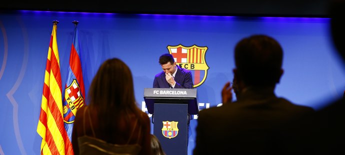 Lionel Messi se v slzách loučil s Barcelonou