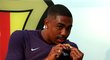 Brazilec Malcom, plným jménem Malcom Filipe Silva de Oliveira pózuje u loga Barcelony