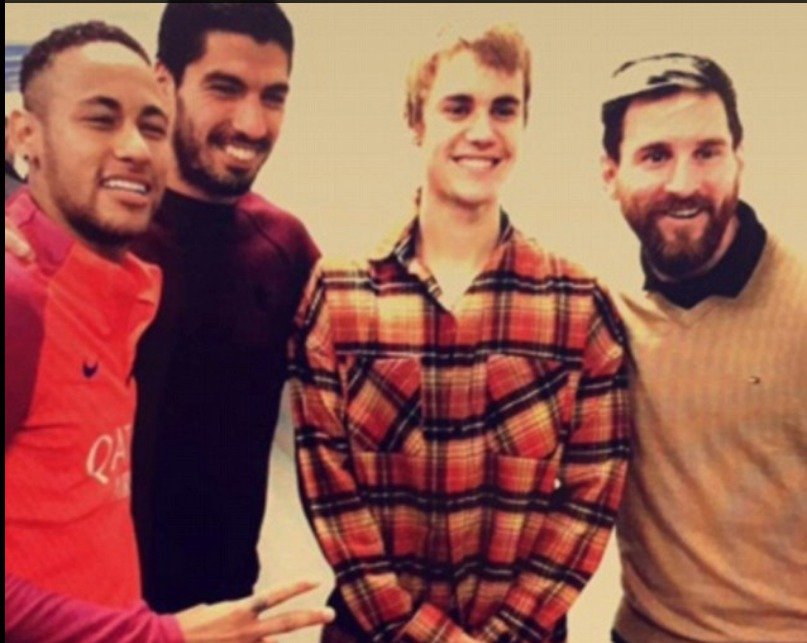 Zpěvák Justin Bieber navštívil trénink Barcelony a zapózoval si s hvězdami Messim, Neymarem a Suárezem.