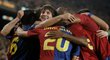Radost fotbalistů Barcelony, uprostřed Lionel Messi.