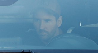 Messi už trénuje s Barcelonou. Debut pod Koemanem, přijel mezi prvními