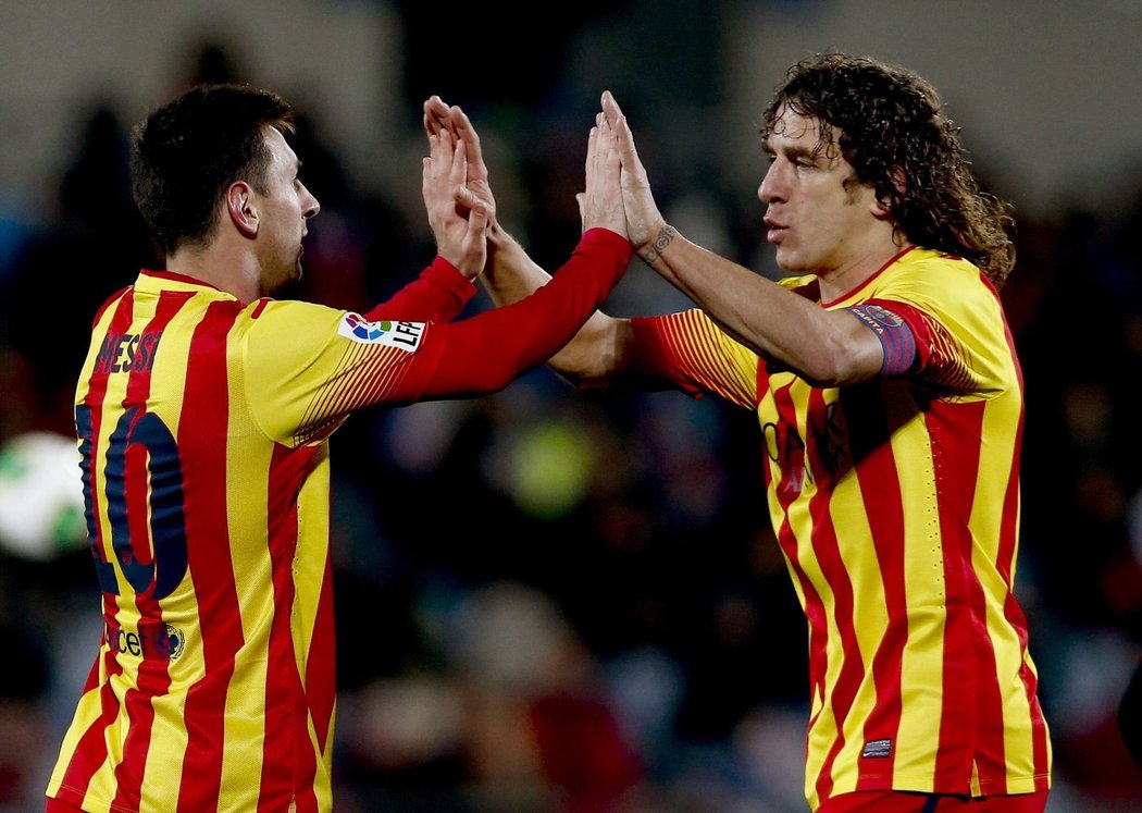 Messimu k jednomu z gólů do sítě Getafe gratuluje kapitán Carles Puyol