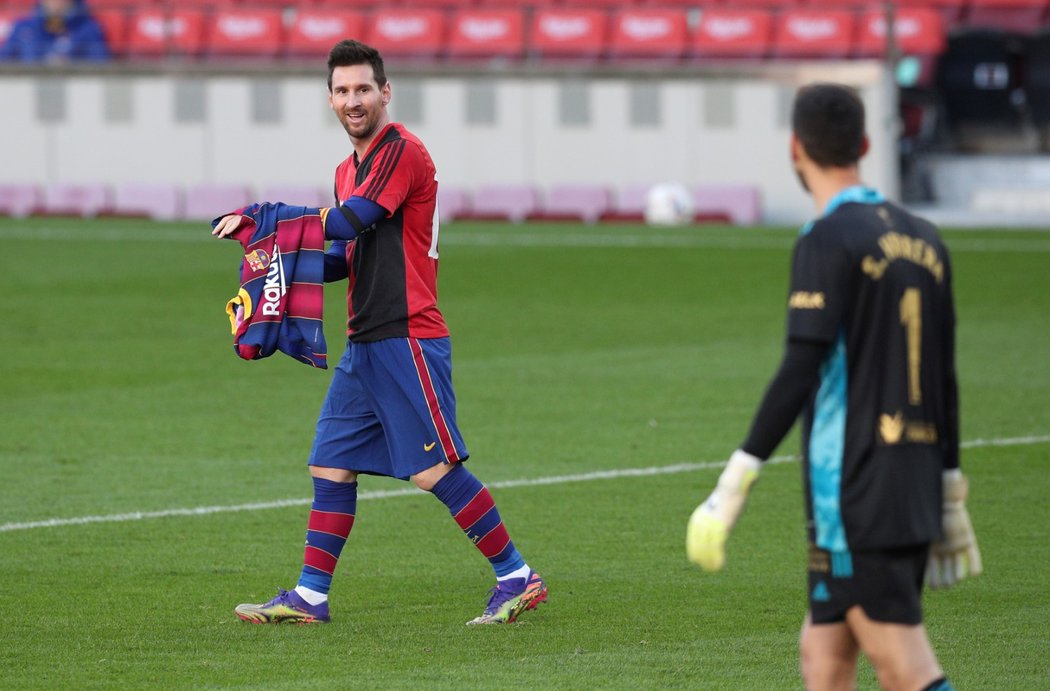 Lionel Messi věnoval svůj gól proti Osasuně zesnulému Diegu Maradonovi. Branku oslavil v dresu Newell&#39;s Old Boys, za který oba nastupovali