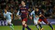 Lionel Messi zahrává penaltovou fintu v zápase s Vigem