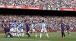 Lionel Messi proměňuje přímý volný kop v dresu Barcelony