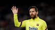 Kapitán Lionel Messi zdraví fanoušky Barcelony před utkáním
