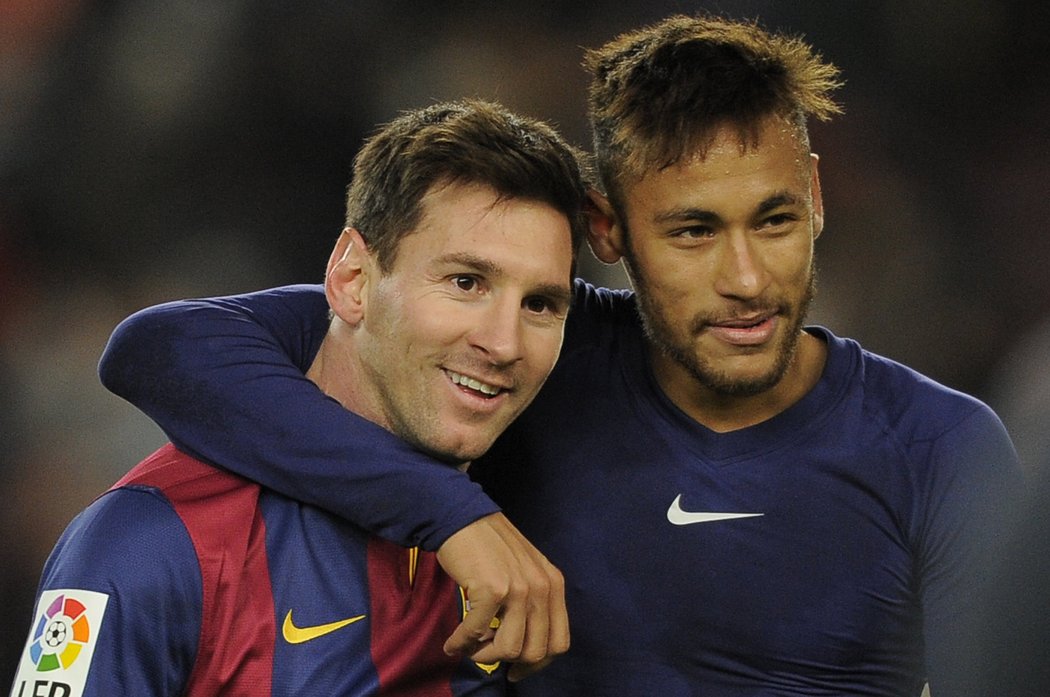 Messi a Neymar se radují po výhře nad městským rivalem