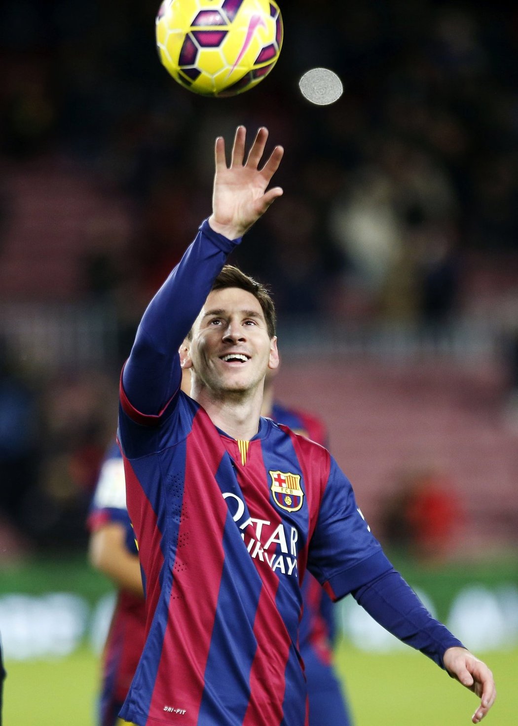 Lionel Messi si háže s míčem po jednom z gólů do sítě Espanyolu